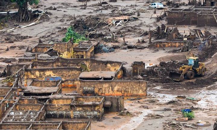 Pescadores atingidos por queda de barragem do Fundão recebem benefício